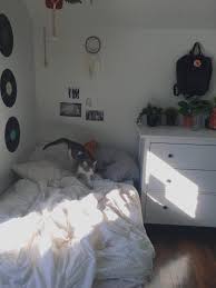 A collection of beautiful bedrooms, white simple minimal bedrooms, minimalist bedroom inspiration for ideas and minimalist interior design. Pai Play 38 Aesthetic Bedroom Ideas For Small Rooms