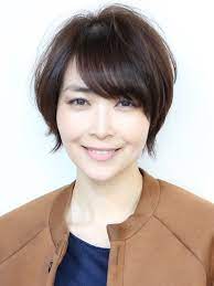 40代50代大人綺麗なショート 丸顔 30代 40代におすすめビジネス オフィス エレガント小顔アシメ 斜め前髪 流し前髪 ベージュグレイカラー 白髪染めグレージュ ヘアサロン予約 ozmallビューティ ヘアサロン 丸顔 ショート 白髪染め