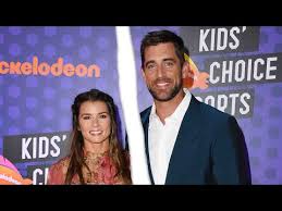 Aaron rodgers is not married. Aaron Rodgers Called An Audible With Danica Patrick For This 1 Reason