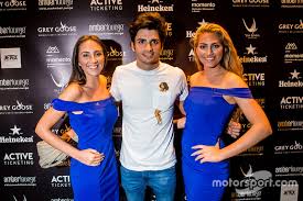 The fact of the matter is, carlos was asked to present a funny story by a sponsor, and this is the best example that he could come up with. La Aficion Con La Que Carlos Sainz Supera El Jet Lag