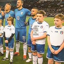 По воле случая нападающему неаполитанцев лоренцо инсинье (163 см) достался самый высокий из детей, которые выходили на поле вместе с футболистами команд. Sports Ru On Twitter Lorenco Insine Opyat Vyshel Na Pole S Pacanom Vyshe Ego Samogo Kazhetsya Nad Nim Izdevayutsya