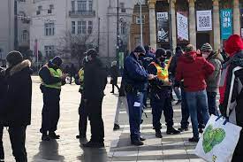 Festékszóróval üzent az elkeseredett étteremtulajdonos.tüntetésbe kezdtek az olasz vendéglátósok a korlátozások miatt.vendéglátós munkára toboroznak a németek. Tovabb A Lejton Felelemkelto Igazoltatasokba Torkollt A Kormany Jarvanykezeleset Kritizalo Tuntetes