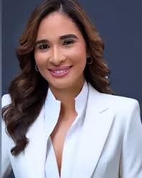 Confía en la experiencia y el compromiso de alguien que entiende tus  necesidades. Soy Cecilia Marte, asesora de Oferta Inmobiliaria RD, y haré  que encontrar tu propiedad ideal sea un proceso seguro