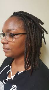 Who offers loc classes to learn how to lock hair?