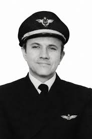 Don Carlos Riderelli dedicó su vida a la aviación con una convicción  absoluta. Piloto y gerente de LAN Chile, fundador de la Academia de  Ciencias Aeronáuticas, director de centros de simulación y… |