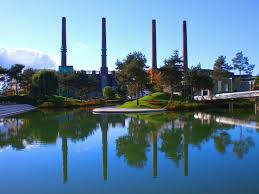 The exhibition spaces are part of the volkswagen factory. Hintergrundbilder Landschaft Stadt See Wasser Betrachtung Himmel Volkswagen Abend Deutschland Fluss Teich Kanal Bank Kunst Baum Tag Farben Pflanze Reflexionen Klar Vw Reservoir Abigfave Wasserweg Gewasser Autostadt
