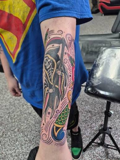 Just finished this bold American traditional half sleeve! Every line, every color, designed to last. What do you think—would you rock this? 🔥 Did you know? Early tattoo artists made black ink