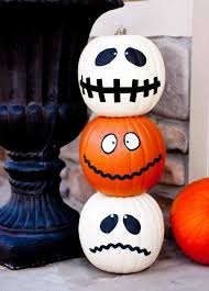 Kurbisse Bemalen Gesichter Aufzeichnen Drei Gruselige Mumien Halloween Dekoideen Fur Ihren Gart Halloween Gedichte Halloween Kindergeburtstag Kurbis Bemalen