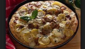 Um ihren ganz eigenen hefeteig zuzubereiten, genügen wenige zutaten. La Ricetta Della Pizza Patate E Funghi Con Mozzarella E Gorgonzola Ultime Notizie Flash
