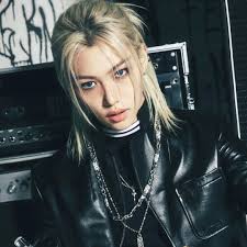 Felix blonde or dark hair ? Hyunjin...long, short, blonde, dark,...he is  the only one who doesn't matter do because is always Hyunjin the  trendsetter #StrayKids #skz #스트레이 키즈 #hyunjin #felix #현진 #펠릭스 #