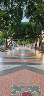 Prado y Trocadero. En la foto actual los tanques de basura en la esquina,  azulitos, nuevecitos y tapaditos, como corresponde a una zona de interés  turístico, dan un toque de refinamiento y