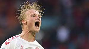Neun tage nachdem ihr mitspieler und freund christian eriksen auf dem feld kollabiert war, gewannen die dänen 4:1 gegen russland und zogen als zweiter der gruppe b ins achtelfinale der em ein. Em 2021 Dolberg Schiesst Danemark Ins Viertelfinale Sport Sz De