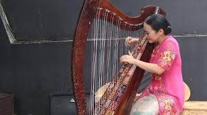 Daud memainkan sebuah alat musik bersenar untuk menenangkan jiwa raja saul yang resah. Hadirkan Konser Harpa Nusantara Permainan Dan Penampilan Sisca Guzheng Akan Berbeda Tribun Jabar