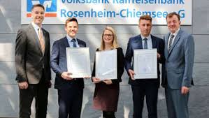 Ziel der stiftung ist es, den gemeinschaftssinn und die mitverantwortung zu fördern und zu stärken. Volksbank Raiffeisenbank Rosenheim Chiemsee Eg Ehrt Absolventen Vereine Behorden