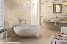 Barock Muster Im Modernem Bad Mit Freistehender Badewanne Modernes Badezimmerdesign Badezimmer Innenausstattung Stil Badezimmer