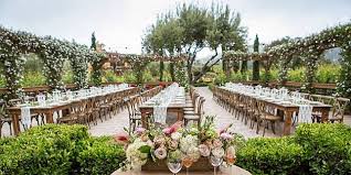 Manfaat adanya kolam ikan di halaman, juga dapat mengurangi populasi nyamuk di sekitar lingkungan rumah. 6 Ide Dekorasi Pelaminan Minimalis Di Halaman Rumah Dekoruma Com Line Today