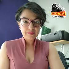 🎙️✨ ¡Ella es Aracely Acuña y la escuchas en La Poderosa 104.7 FM! Con su  voz, energía y buena vibra, te acompaña todos los días con programas llenos  de música, sabor y