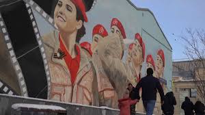 La mayoría de los rusos apoyan la guerra en Ucrania, resultado de la  propaganda en televisión