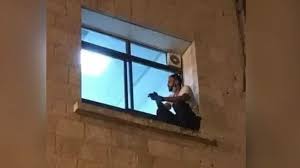 Pero ambas partes ofrecieron versiones contrapuestas sobre lo sucedido. La Triste Historia De La Foto Del Hombre Subido A La Ventana De Un Hospital En Cisjordania