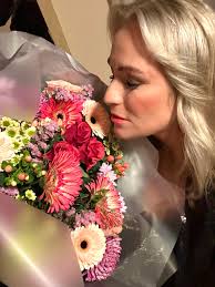 Schönen guten Tag meine Lieben 🌺☀️ Manchmal sind es die kleinen Dinge, die  uns daran erinnern, wie kostbar das Leben ist. Der zarte Duft der  Blumen💐im Frühling, ein sanfter Windhauch, das Zwitschern