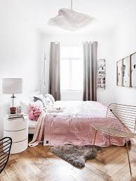 Eigentlich ist es jedoch ziemlich einfach, das schlafzimmer sauber zu halten, da dieser raum weit weniger beansprucht wird, als andere räume in der wohnung. Kleines Schlafzimmer Einrichten Die Besten Tipps Und Ideen Westwing