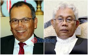 Pejabat yang baru diambil sumpahnya lalu tahapan berikutnya, syarifuddin melakukan penyamatan tanda jabatan hakim ad hoc. Ketua Hakim Negara Presiden Mahkamah Rayuan Letak Jawatan