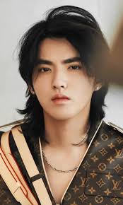 Bây giờ mình sẽ đi qua cắt tóc các bạn ạ. 9 Sao Nam Chau A Vá»›i Kiá»ƒu Toc Nam Dai Quyáº¿n RÅ© Nháº¥t Elle Man Viá»‡t Nam