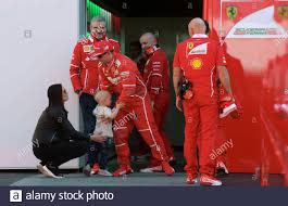 Es scheint ein bisschen komisch, eine biografie über. Kimi Raikkonen Und Seine Frau Minttu Virtanen Wahrend Der Praxis Drei Am Yas Marina Circuit In Abu Dhabi Stockfotografie Alamy