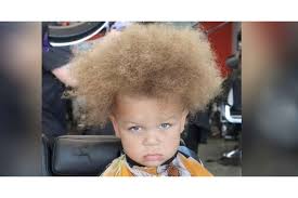 Uno dei tagli più classici e senza dubbio tra le preferenze di mamme e bambini è un taglio con rasatura sui due lati … Bimbo Dalla Chioma Leonina Va Dal Parrucchiere Per La Prima Volta Video Capellistyle