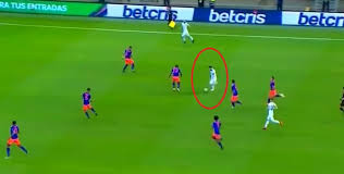 Es internacional con la selección de argentina, equipo del que es capitán. Messi Juega Solo En La Seleccion Y Esta Jugada Lo Demuestra