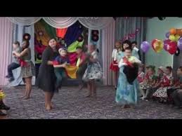 танец мам с сыновьями на выпускном в детском саду Mamy Tancuyut S Synovyami Youtube Tancy Tancevalnaya Horeografiya Synovya