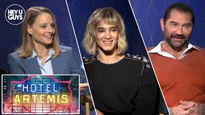 Im los angeles des jahres 2028 versinken die straßen der stadt im chaos eines außer kontrolle geratenen bürgeraufstands: Exclusive Jodie Foster Sofia Boutella Dave Bautista On The Darkness At The Heart Of Hotel Artemis Heyuguys