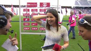 Najczęściej w czasach szkolnych stawiano ją na bramce, gdyż była najwyższa (ma 183 cm wzrostu). Kristina Inhof Bierdusche Meisterfeier Red Bull Salzburg Youtube