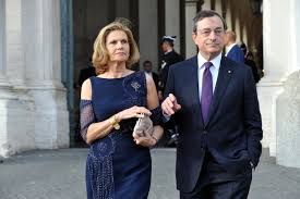 Si chiama maria serenella cappello la moglie di mario draghi, colui che è stato convocato al quirinale dal presidente della repubblica, sergio mattarella, nella giornata la donna è, peraltro, un'esperta di letteratura inglese e in casa insieme a lei e mario draghi vive un cane, un bracco ungherese, al quale. Chi E Serena Cappello Moglie Di Mario Draghi Eta Foto Figli Biografia Alphabetcity