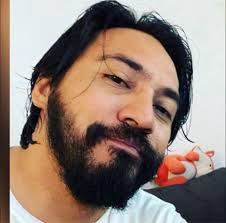 Hendrick's Gin, brillante, con notas de enebro, cítricos y flores.  Disfrútala con hielo, pepino y agua tónica. Elegancia en cada sorbo. 🥃  Encuéntralo en nuestras sucursales o en línea, ítem 657037.  https://bit.ly/4ampDnD #