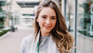 Marshall bruce mathers iii (born october 17, 1972), known professionally as eminem (/ˌɛmɪˈnɛm/; Eminem S Daughter Hailie Jade Shares Rare Picture With Beau Evan Mcclintock