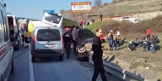 32 kişinin yaralandığı otobüs kazası balıkesir'de meydana geldi. Balikesir De Yolcu Otobusu Tira Carpti 29 Yarali Memurlar Net