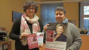 Juni 1982 in köln) ist eine deutsche schriftstellerin, zertifizierte trainerin und rednerin. Es Gibt Noch Rest Tickets Fur Die Lese Show Mit Nicole Staudinger Samtgemeinde Eschershausen Stadtoldendorf
