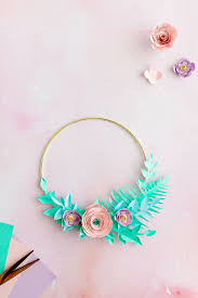 Mit dem schönen blumenkranz zum ausmalen können kinder ihrer mama einen schönen muttertag wünschen. Diy Blumenkranz Aus Papierblumen Basteln Mit Vorlage Mein Feenstaub