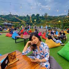 Berada pada ketinggian sekitar 700 mdpl sehingga udaranya cukup sejuk, gak kalah sama puncak cisarua. Lokasi Daftar Menu Pelangi Cafe Resto Bogor Review Suwatu