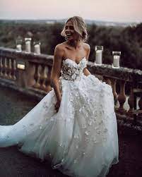 This Brides Dress Is Breathtaking Photography By Tali Photography Dress By Lizmartinezbridal Blumenhochzeitskleid Hochzeit Kleidung Kleider Hochzeit