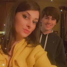 This duck has no fear, or no clue 🦆🦅