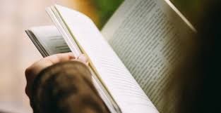 Jika sumber kutipan ditulis setelah kutipan, maka nama penulis, tahun penerbitan, dan nomor contoh mengutip pendapat chomsky dari buku yang ditulis yelon dan weinstein: 10 Daftar Novel Indonesia Terbaik Sepanjang Masa