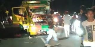 Berapa besar gaji yang diperoleh sopir pribadi di indonesia? Hantam 2 Motor Dan Warung Makan Truk Terjun Ke Bawah Jembatan Merdeka Com