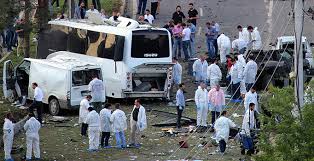 Diyarbakır'ın bağlar ilçesinde sabah saat 10.45 sıralarında şiddetli bir patlama oldu. Diyarbakir Baglar Batikent Te Polis Aracina Bombali Saldiri Son Dakika Patlama Haberi