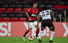 Troca de passes entre os jogadores do flamengo antes do gol do bruno henrique. Rotina De Titulos Flamengo Bate O Volta Redonda Com Gols De Michael E Vitinho E Leva A Taca Guanabara Lance