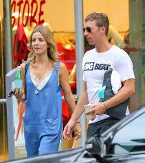The coldplay singer was snapped planting a kiss on actress annabelle wallis in paris. Coldplay S Chris Martin And Peaky Blinders Actress Annabelle Wallis Rekindle Romance After Two Months Apart