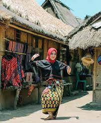 .pengantin wanita, pengantin baju pengantin adat lombok images below, is other parts of baju pengantin adat lombok editorial which is arranged within ayah mempelai wanita, heru sulistyawan menuliskan sengaja menciptakan pesta pernikahan dengan gaya mataram baku ini guna puterinya. Pakaian Adat Sasak Lombok Rumah Bumn