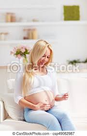 Um auf jeden fall behaupten zu können, dass ein potenzmittel wie ultraschallgerät schwangerschaft für zuhause funktioniert, schadet es nichts ein auge auf beiträge aus foren und bewertungen von fremden zu werfen.forschungsergebnisse. Gluckliche Schwangere Frau Mit Ultraschall Bild Von Zukunftigem Baby Sitz Auf Sofa Zu Hause Canstock