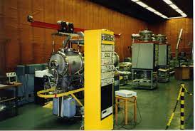 Atomuhr — atominis laikrodis statusas t sritis standartizacija ir metrologija apibrėžtis laikrodis, kuriame laiko masteliui sudaryti naudojami atomų virpesiai. Datei Atomuhr Cs2 Part2 Jpg Wikipedia